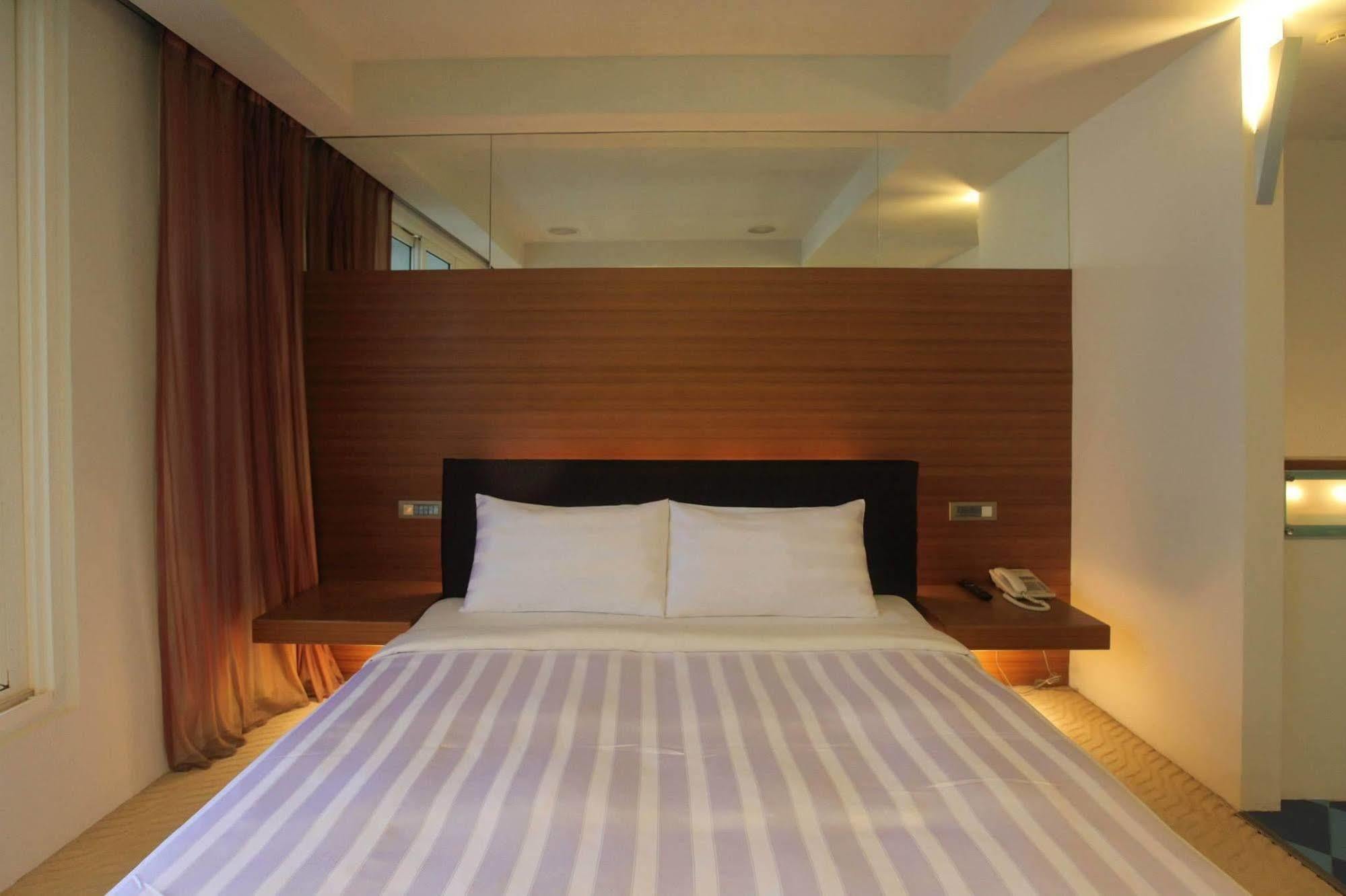 Edinburgh Motel Tainan Exterior photo
